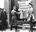 Бойцы СА во время бойкота еврейских магазинов 1 апреля 1933 года в Берлине.