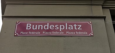 Bundesplatz: rotes Schild, viersprachig seit 2020[7]