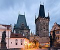 La tour gothique et l'entrée du pont Charles dans Malá Strana, un des quartiers historiques de Prague, sur la rive gauche de la Vltava.