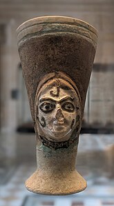 Gobelet orné d'une tête féminine. Minet el Beida, Musée du Louvre.