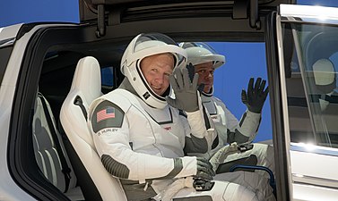 Астронавти у Tesla Model X