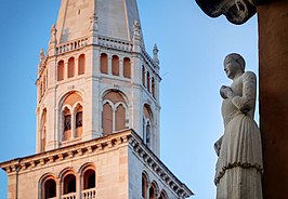 Toren van de Duomo en het beeld La Bonissima in Modena