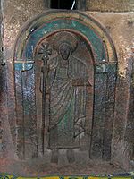 ラリベラのベト・ゴルゴタ教会に刻まれた等身大の聖人像の一つ、15世紀（伝統的にゲブレ・メスケル・ラリベラ治世で作られたと考えられている）[147]