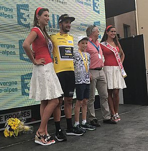 Podium du maillot jaune Juan José Lobato à Trévoux à l'issue de la 1re étape.