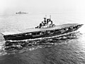 A USS Wasp (CV-7) repülőgép-hordozó a USS Edison (DD-439) romboló társaságában 1942. május 26-án Hampton Roads-nál.