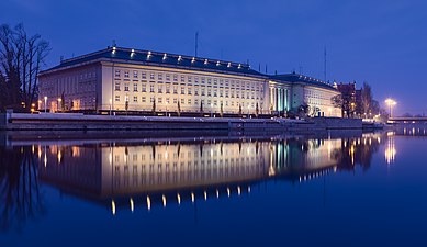 Budynek Urzędu Wojewódzkiego we Wrocławiu (pl), un bâtiment administratif de l'époque allemande, inspiré du bâtiment nazi Neue Reichskanzlei à Berlin. Mars 2016.