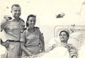 רב-סרן רינה לוי, יחד עם סא"ל יצחק שושן, שכבר החלים, מבקרים בבית החולים את סגן דני גל, פצוע קשה מטיבוע המשחתת אילת.