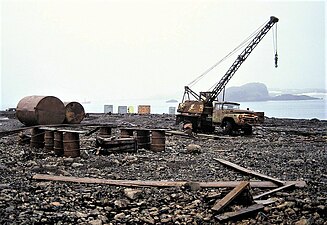 Bij de Russische basis Bellingshausen liggen autowrakken, olievaten en ander afval langs de kustlijn