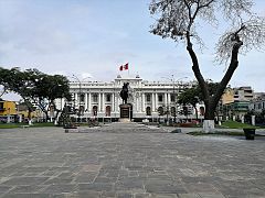 Vista de la Plaza Bolívar y el Palacio Legislativo