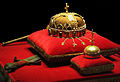 La Corona de Sant Esteve, insígnia reial hongaresa, que la tradició vol que sigui la que va oferir el rei a la Mare de Déu, amb les altres joies de la corona (Budapest, parlament)