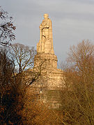 旧自由都市ハンブルクに立つ巨大ビスマルク像。2004年撮影。