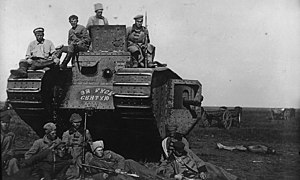 Английский танк, захваченный воинами латышской 51-й стрелковой дивизии под Каховкой 14 октября 1920 года, справа труп врангелевского танкиста