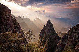 Phía sau là dãy Serra dos Órgãos