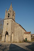 Torre da fachada da románica da igrexa de San Pedro de Angoares, Ponteareas.[Cómpre referencia]