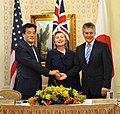 Stephen Smith (right) meets Hillary Clinton (centre) and Katsuya Okada (left) at the Waldorf-Astoria Hotel on 21 September 2009