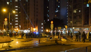多名防暴警察進入尚德邨範圍後，用強光照向住戶單位