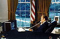 Prezident USA Gerald Ford telefonuje s posádkami oboch lodí