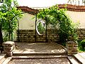 Pergola met rozen in de tuin van de villa