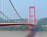 Il ponte Yichang, un ponte sospeso nelle vicinanze della diga dello Gezhouba, aperto nel 1996.