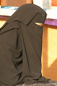 Une femme d'Arabie saoudite portant le niqab.