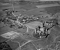 Posnetek iz leta 1973, ki prikazuje položaj gradu, severovzhodno od vasi Bamburgh