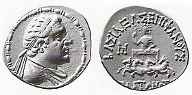 Монета Платона с изображением колесницы. По мнению некоторых историков, изображение колесницы на монете связано с причастностью Платона к убийству своего отца Евкратида I, тело которого было после смерти изувечено с помощью колесницы.