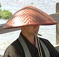 راهب بوذي ياباني يرتدي احد انواع قبعات كاسا.