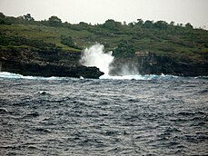 Mer turbulente près de la côte