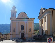 Pfarrkirche (links) und Oratorium (rechts)