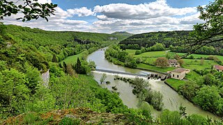 Le pont sur la Loue et le barrage des forges de Châtillon depuis le belvédère des falaises de Rurey.