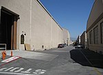Parte do complexo de estúdios da Warner Bros., onde a capa do álbum foi fotograda.