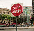 Panneau de stop/arrêt à Ottawa (Ontario).