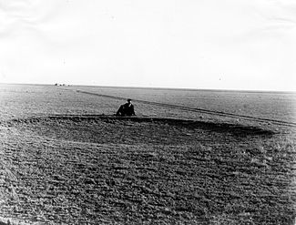 Đại bình nguyên trước khi cỏ bản địa bị cày xới, Haskell County, Kansas, 1897, ảnh cho thấy một người đàn ông gần đầm trâu