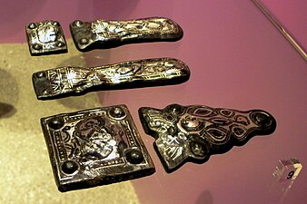 Damasquinage ordinaire mérovingien, d'or et d'argent sur plaques de ceinture en fer, VIIe siècle. Archeologisch museum de Maaseik, Belgique.