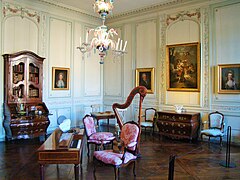 Le salon Bordelais, dont les boiseries de style Louis XVI proviennent de l'hôtel du cordier Ravezies.