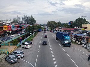 மூவார் - யோங் பெங் சாலையில் பாரிட் சூலோங் சிறுநகரம்