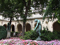 На переднем плане «Тень» Родена, на заднем плане скульптура Леона-Александра Дельома «Демокрит»