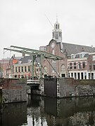 église en arrière-plan précédé par un pont levant