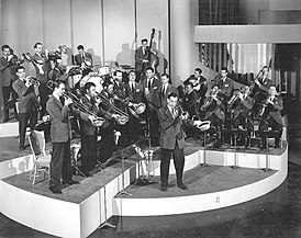Первоначальный состав группы во главе * с Гленном Миллером (в нижнем ряду) * в 1940-х годах