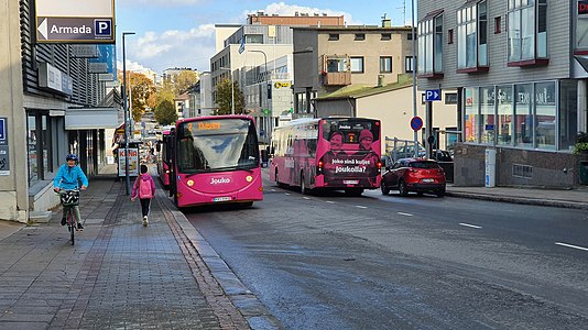 Jouko-kaupunkibusseja Koulukadulla, Lappeenrannan ydinkeskustassa.