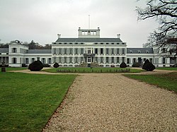 Čelní pohled na palác v roce 2004