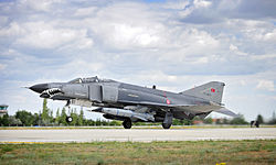 A török légierő 54 darab F–4 Terminator 2020 gépének egyikén (a 77–0283 lajstromú) megfigyelhető a Popeye rakéta és mögötte az AN/ALE–40 zavarókonténer