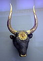 Mykénsky bronzový rytón v tvare býčej hlavy, je pozlátený a intarzovaný polodrahokamami, 16. stor. pred Kr.