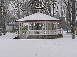 Vọng lâu trong Công viên Wait vào một ngày tuyết hiếm hoi