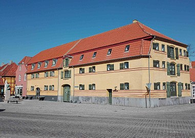 Paludan Müllers Plads med statuen tv.