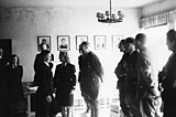 Unge hirdkvinner i NS Ungdomsfylking (NSUF) møter Quisling og gjester fra Hitlerjugend under et «førermøte» på NS' førerskole på Jessheim, trolig i 1941 eller 1942. Foto: Riksarkivet