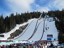 Photographie de l'aire d'arrivée d'un tremplin de saut à ski.