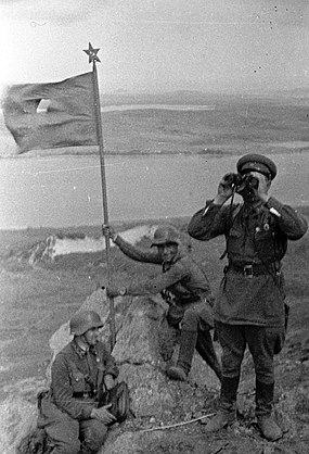 Sovětská vlajka na výšině Zajezerní po bitvě[1][2]