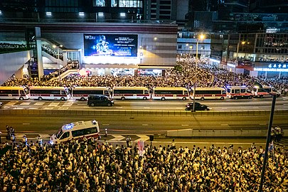 Vers 21 h, de nombreux manifestants n'ayant pas fini leur parcours, la police essaya les rediriger vers la station Admiralty pour accélérer la fin de la manifestation.