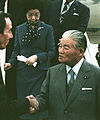 抵達華府郊區馬里蘭州安德魯斯空軍基地的大平正芳首相和夫人大平志華子（後方下階梯者）前往參加美日首腦會談（1980年1月1日）